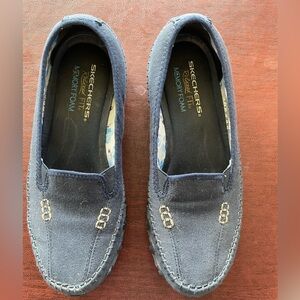Sketchers relaxed fit with memory foam. Excellent used condition.